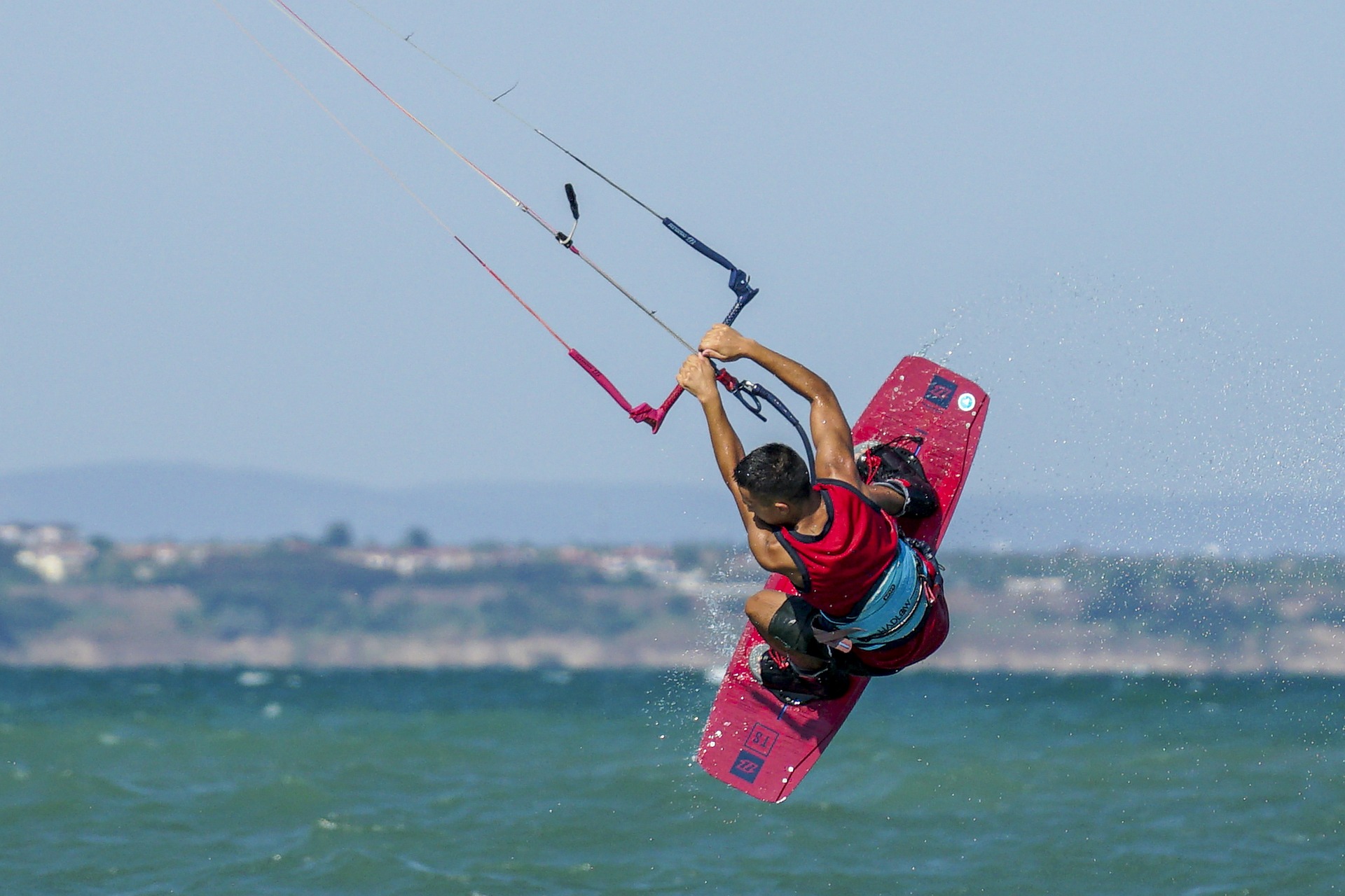 נוף פנורמי של קו האופק מעל הים השחור מהגן הימי בבורגס בשעת שקיעה