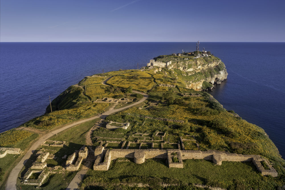 נוף אווירי של הריסות המבצר בכף קאליאקרה, בולגריה