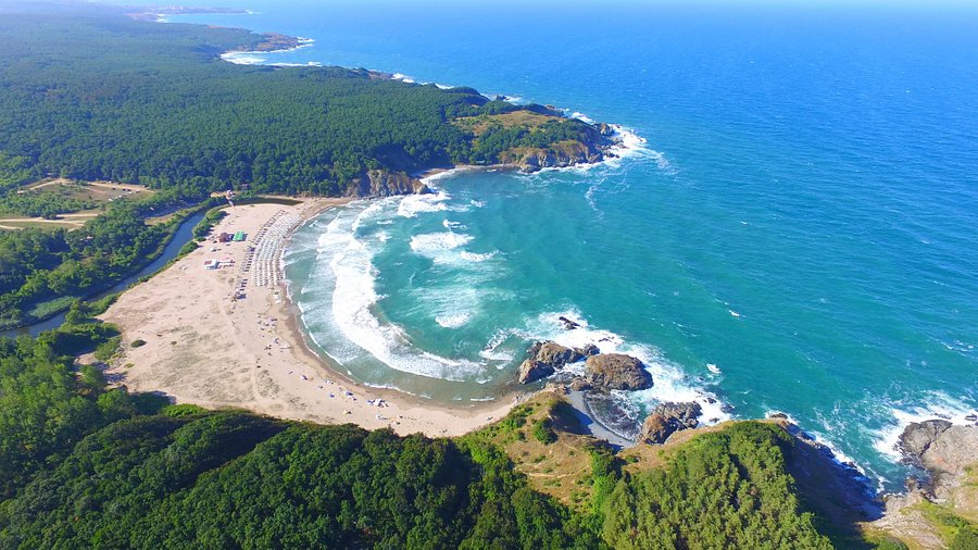 פה נהר ולקה נפגש עם הים בחוף סינמורץ, בולגריה