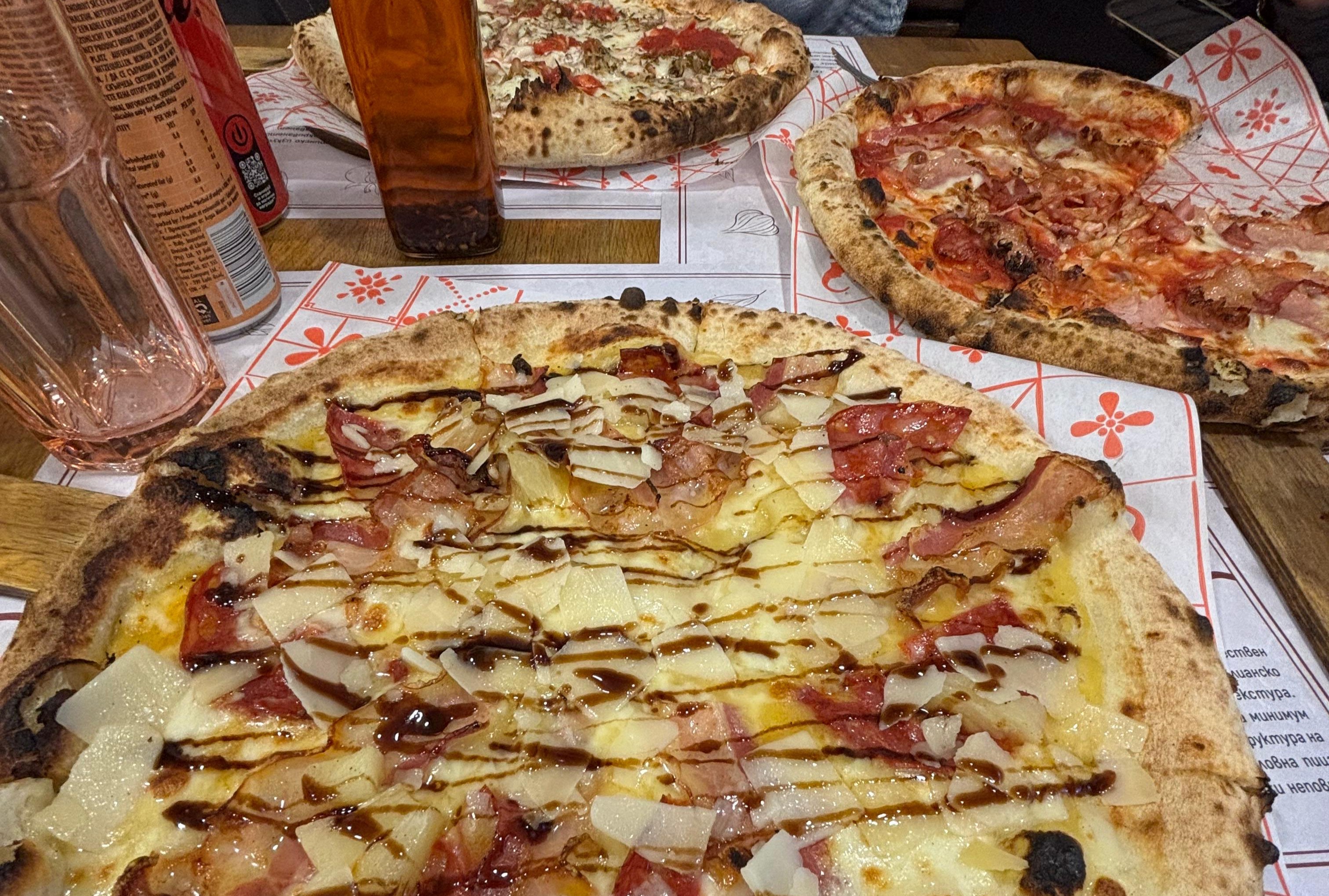 פיצה נאפוליטנית בתנור עצים במסעדת Pizza Francos בסופיה
